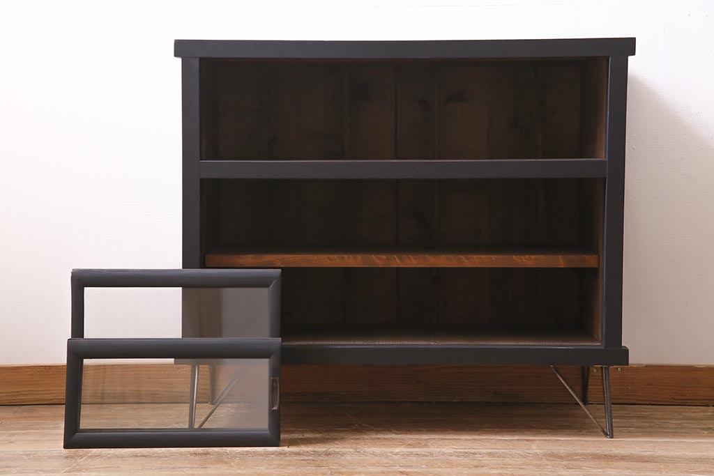 アンティーク家具　大正昭和初期　リメイク　メンズライクなお部屋におすすめの脚付きリビングボード(収納棚、戸棚、テレビ台)(R-045131)