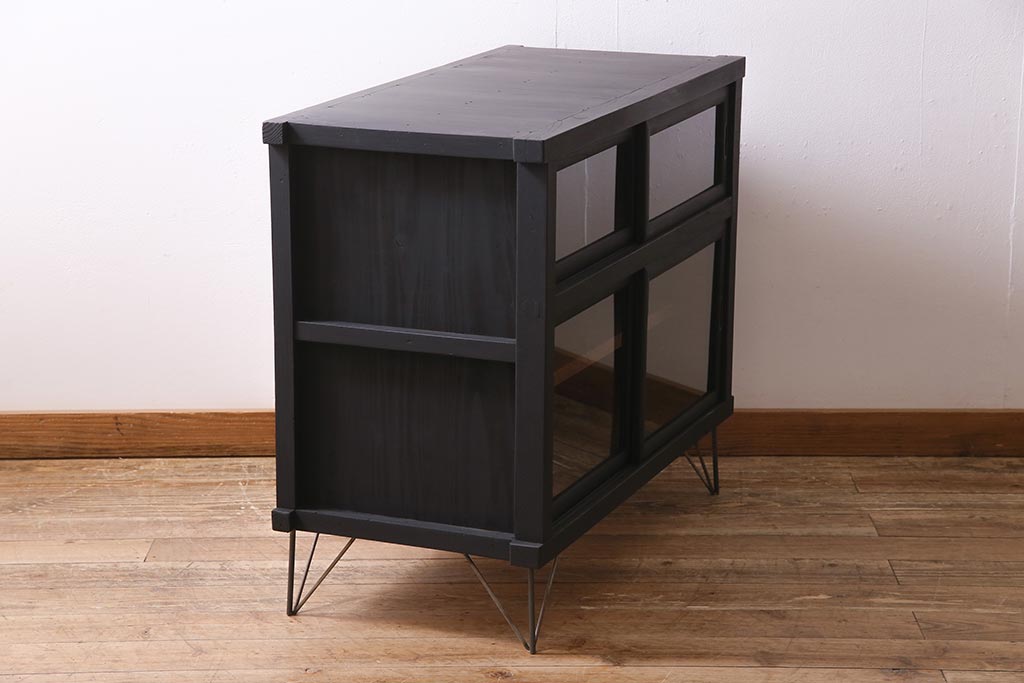 アンティーク家具　大正昭和初期　リメイク　メンズライクなお部屋におすすめの脚付きリビングボード(収納棚、戸棚、テレビ台)(R-045131)