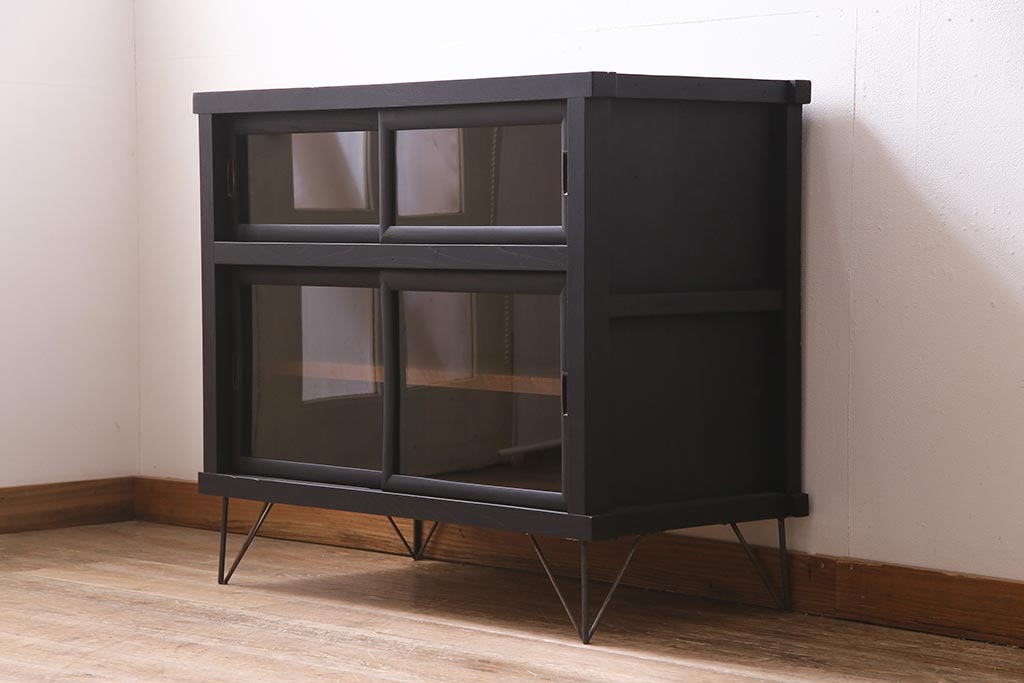 アンティーク家具　大正昭和初期　リメイク　メンズライクなお部屋におすすめの脚付きリビングボード(収納棚、戸棚、テレビ台)(R-045131)
