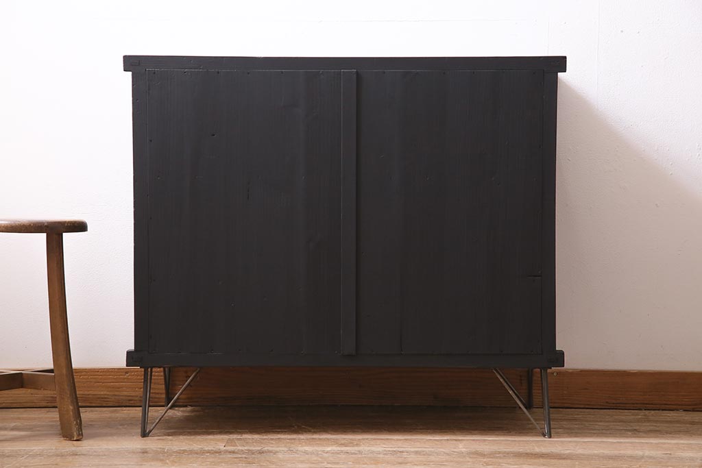 アンティーク家具　大正昭和初期　リメイク　メンズライクなお部屋におすすめの脚付きリビングボード(収納棚、戸棚、テレビ台)(R-045131)
