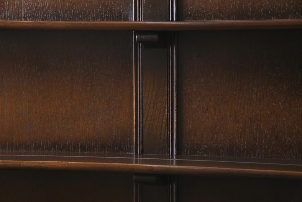 ヴィンテージ家具　イギリスビンテージ　ERCOL(アーコール)　Old Colonial(オールドコロニアル)　気品と風格が漂うカップボード(本棚、ブックシェルフ、食器棚)(R-045136)