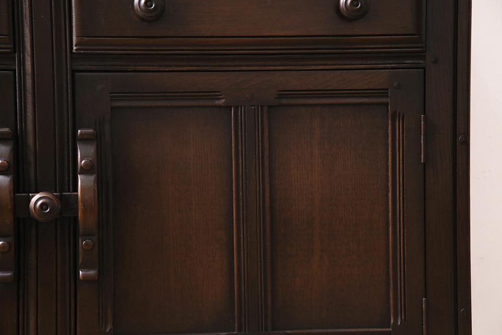 ヴィンテージ家具　イギリスビンテージ　ERCOL(アーコール)　Old Colonial(オールドコロニアル)　気品と風格が漂うカップボード(本棚、ブックシェルフ、食器棚)(R-045136)