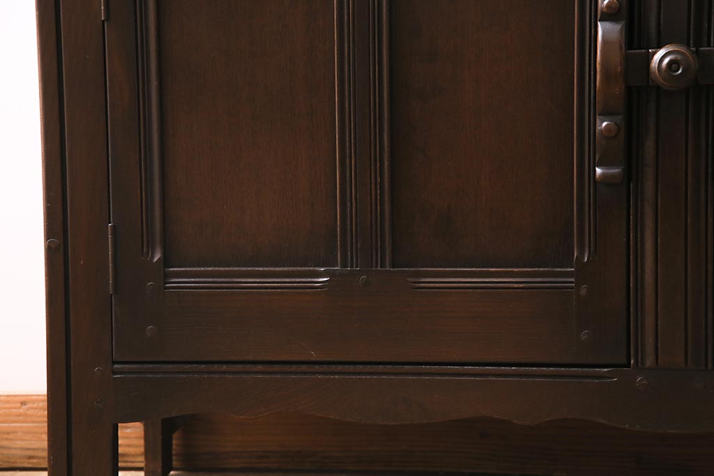 ヴィンテージ家具　イギリスビンテージ　ERCOL(アーコール)　Old Colonial(オールドコロニアル)　気品と風格が漂うカップボード(本棚、ブックシェルフ、食器棚)(R-045136)