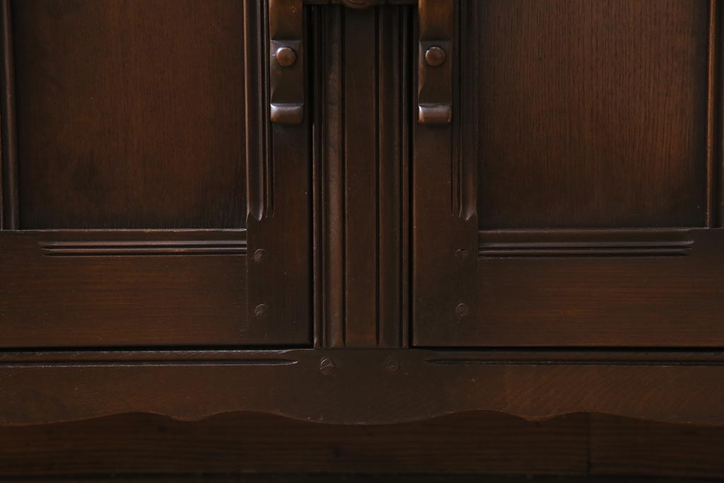 ヴィンテージ家具　イギリスビンテージ　ERCOL(アーコール)　Old Colonial(オールドコロニアル)　気品と風格が漂うカップボード(本棚、ブックシェルフ、食器棚)(R-045136)
