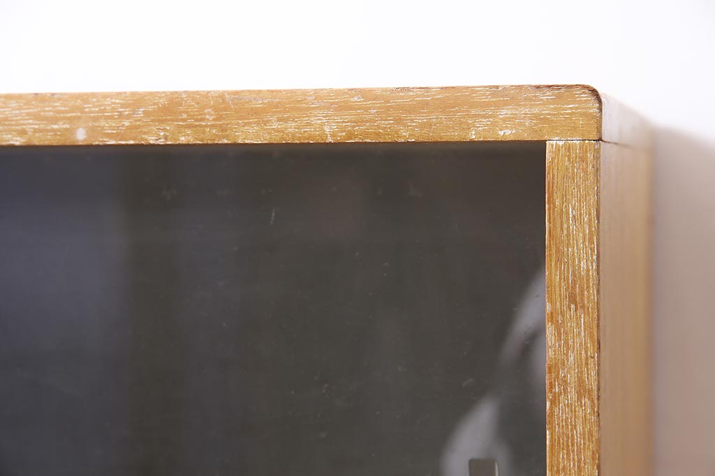 アンティーク家具　昭和中期　ダイヤガラス入り　レトロな雰囲気が魅力のガラス戸棚(収納棚、食器棚)(R-045143)