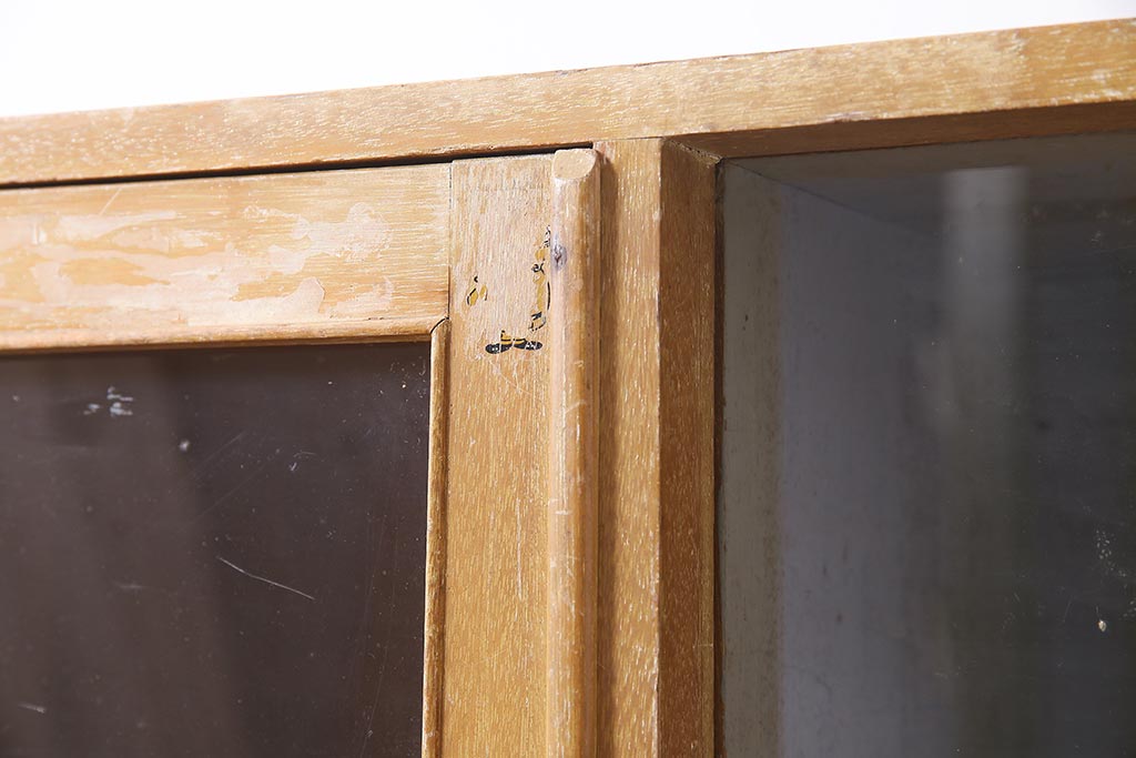 アンティーク家具　昭和中期　ダイヤガラス入り　レトロな雰囲気が魅力のガラス戸棚(収納棚、食器棚)(R-045143)