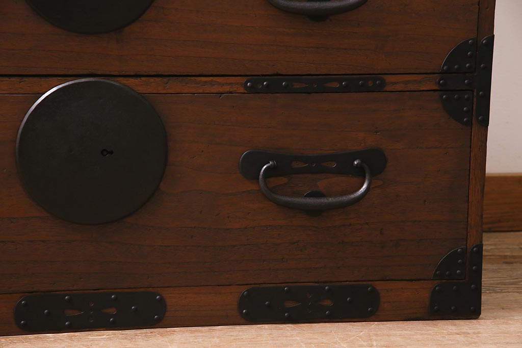 アンティーク家具　明治大正期　天板リメイク　総桐材　大きな丸金具が目を引く箪笥ローボード(衣装箪笥、チェスト、引き出し、リビングボード、和タンス)(R-045171)
