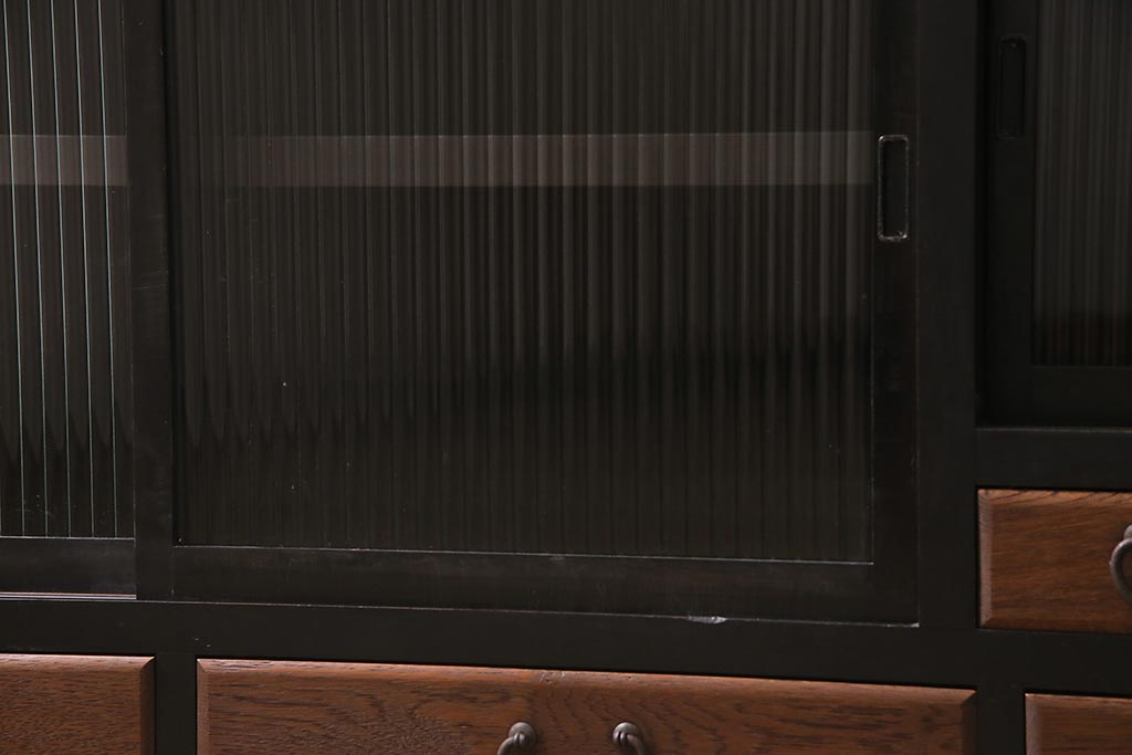 アンティーク家具　和製　大正昭和初期　天板リメイク　モールガラス入り　ツートンカラーがおしゃれな箪笥ローボード(戸棚、収納棚、テレビ台、テレビボード)(R-045176)