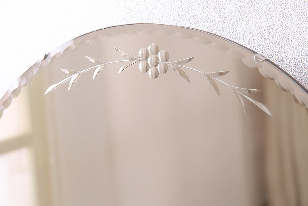 アンティーク雑貨　イギリスビンテージ　ラウンド型　植物モチーフが可愛らしいウォールミラー(壁掛けミラー、鏡)(R-045240)