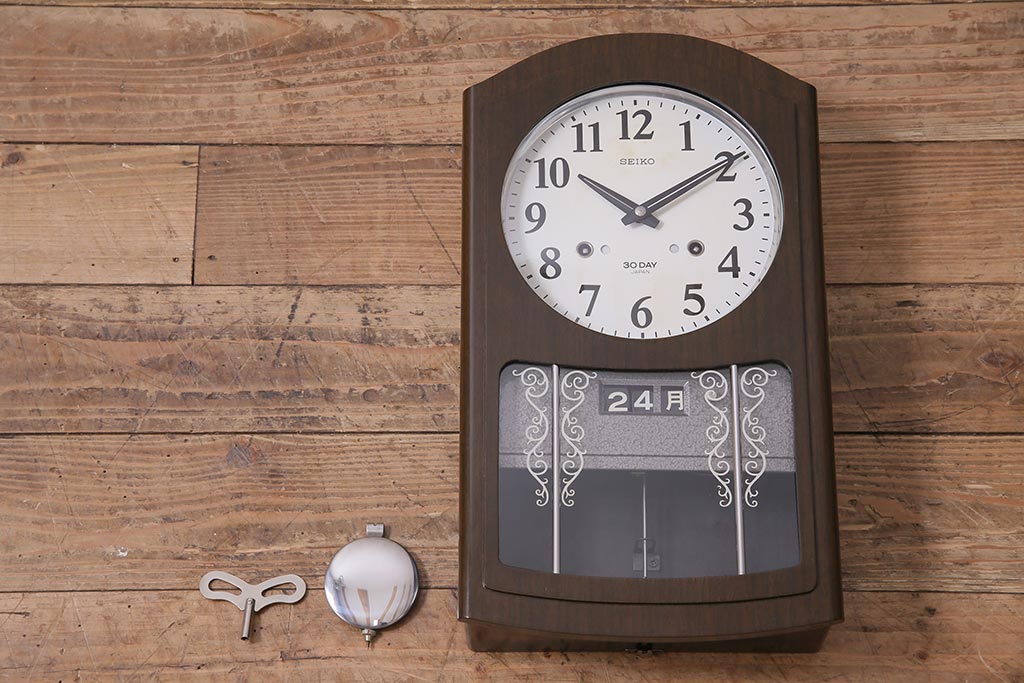 アンティーク時計　昭和中期　SEIKO(セイコー)　ゼンマイ式　30DAY　カレンダー付き　かわいらしいデザインの上品な掛け時計(柱時計、振り子時計)(R-045298)