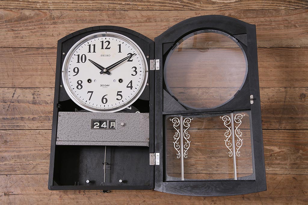 アンティーク時計　昭和中期　SEIKO(セイコー)　ゼンマイ式　30DAY　カレンダー付き　かわいらしいデザインの上品な掛け時計(柱時計、振り子時計)(R-045298)
