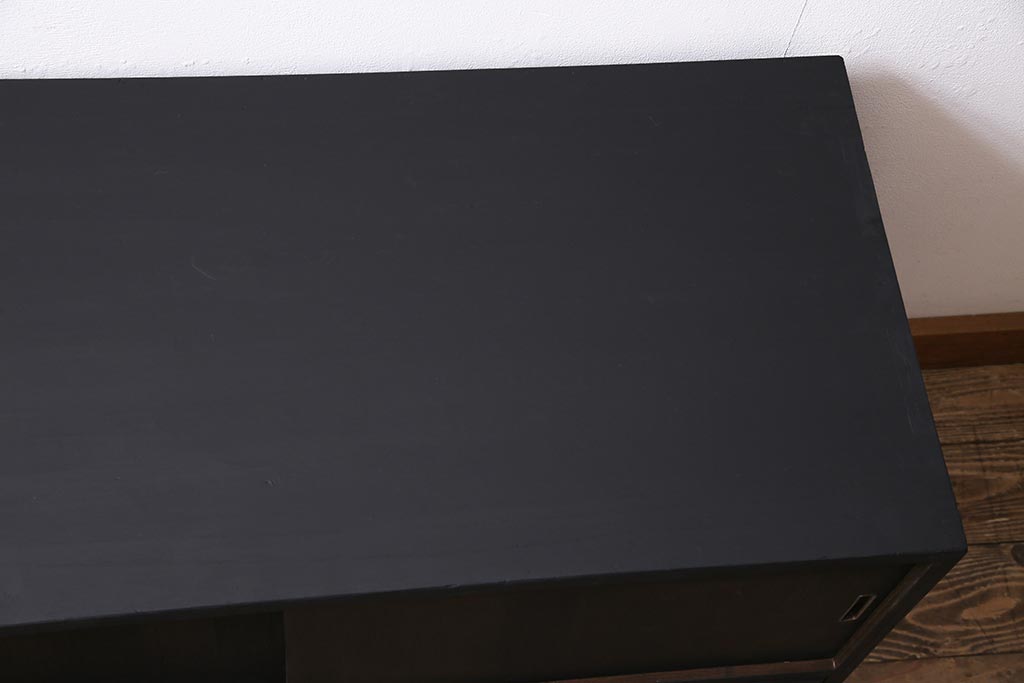 アンティーク家具　和製　昭和中期　総桐材　シックでモダンな雰囲気が魅力の鉄脚付きローボード(テレビ台、戸棚、収納棚)(R-045300)
