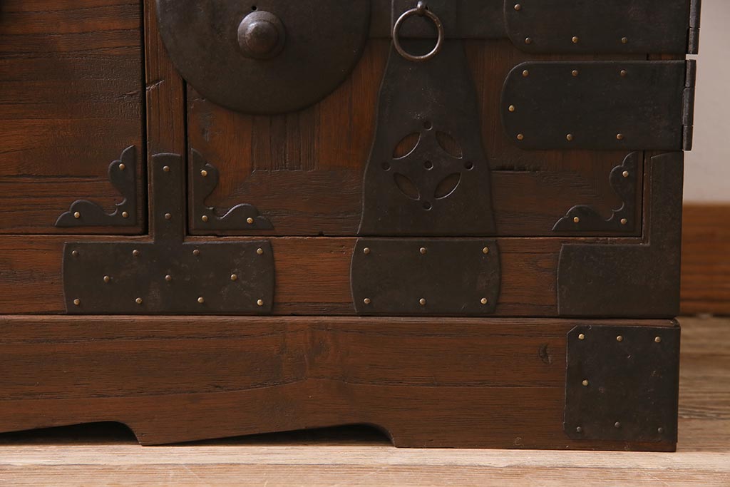 アンティーク家具　大正昭和初期　前面桐材　和の趣漂う箪笥ローボード(時代箪笥、ローチェスト、テレビ台)(R-045301)