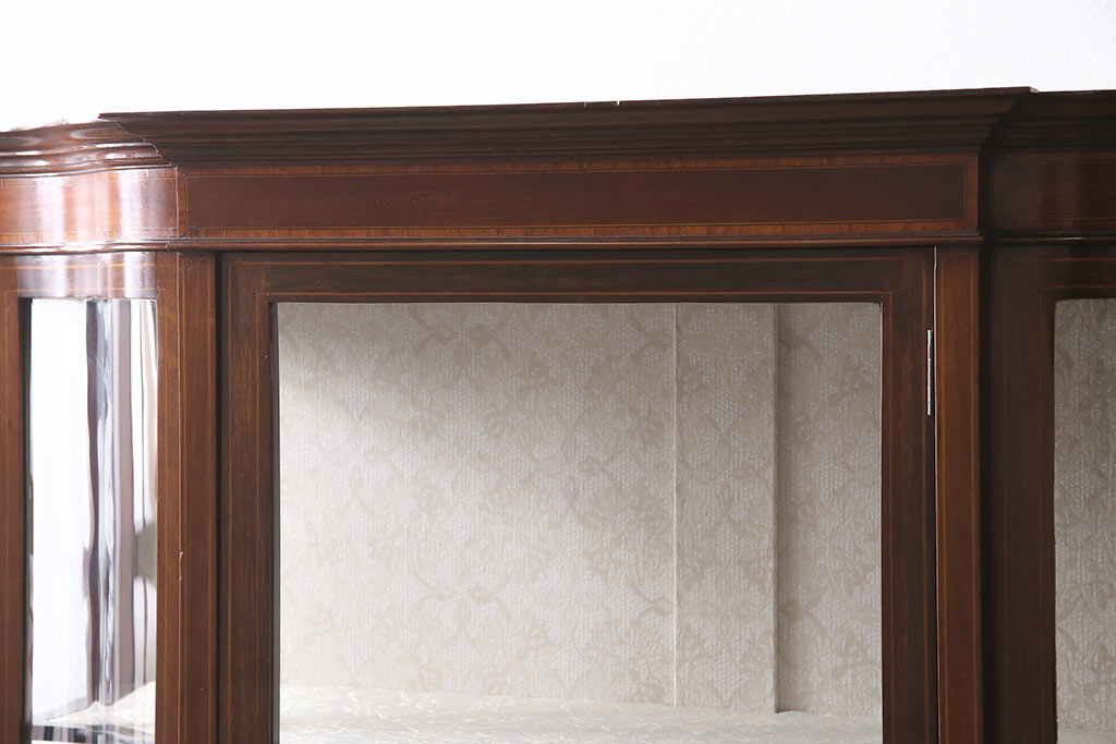 イギリスアンティーク　マホガニー材　象嵌の装飾が高級感を漂わせるガラスキャビネット(チャイナキャビナット、ガラスケース、ショーケース、陳列棚)(R-045352)