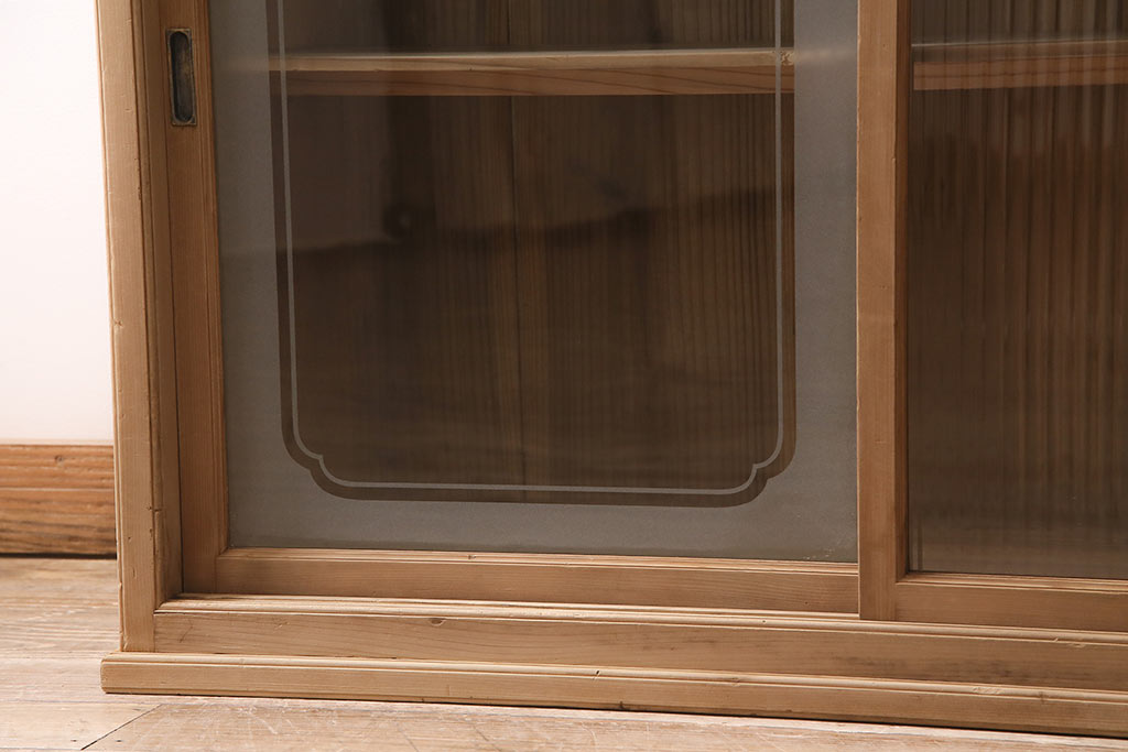 レトロ家具　和製アンティーク　ストリップド(剥離)　レトロガラスとモールガラスが目を惹く戸棚(ガラス戸棚、キャビネット、収納棚)(R-045356)