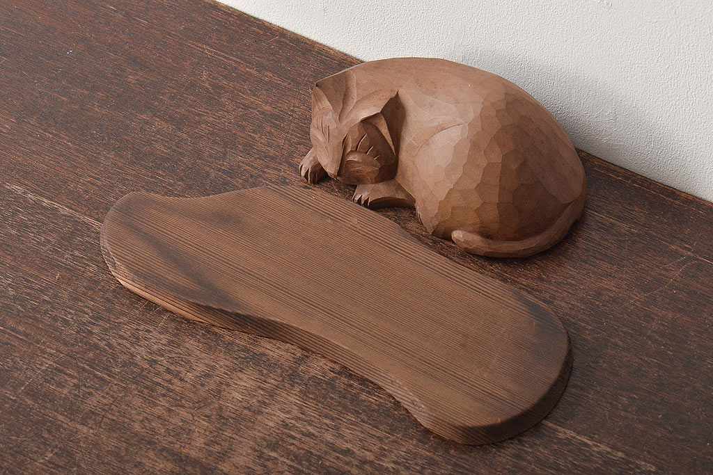 昭和レトロ　眠り猫　木彫　置物(日光一刀彫、置き物、オブジェ)(R-045401)