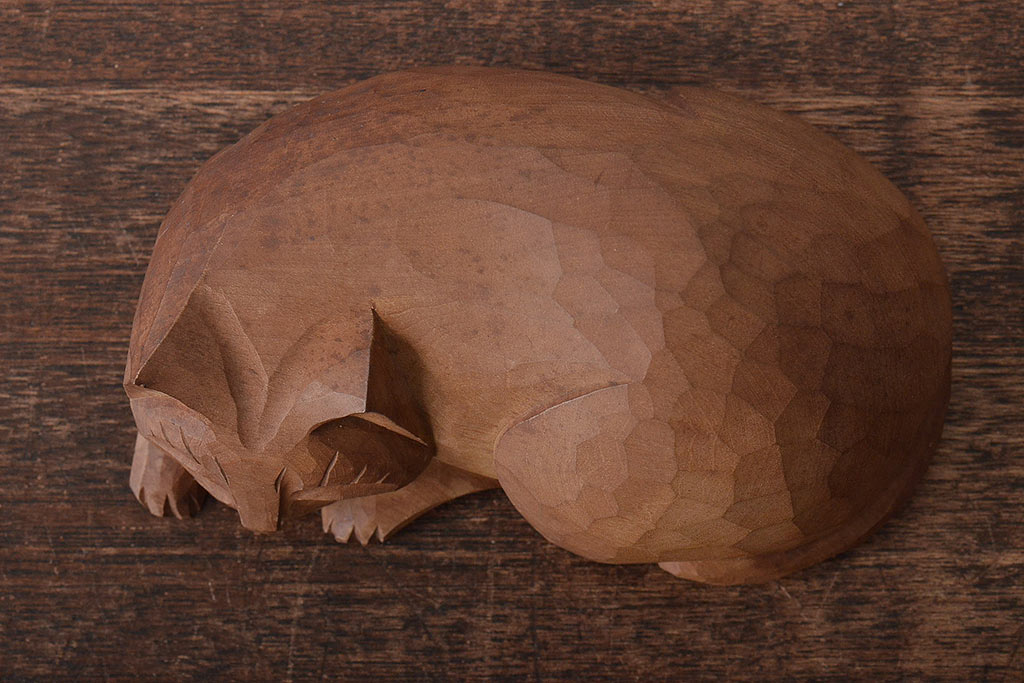 昭和レトロ　眠り猫　木彫　置物(日光一刀彫、置き物、オブジェ)(R-045401)