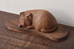 昭和レトロ　眠り猫　木彫　置物(日光一刀彫、置き物、オブジェ)(R-045401)
