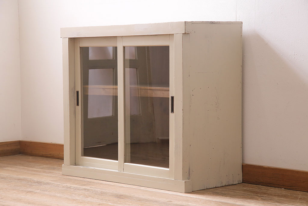 アンティーク家具　ペイント　昭和初期　アイボリーがあたたかな雰囲気を演出するガラス戸棚(キャビネット、戸棚、収納棚)(R-045419)