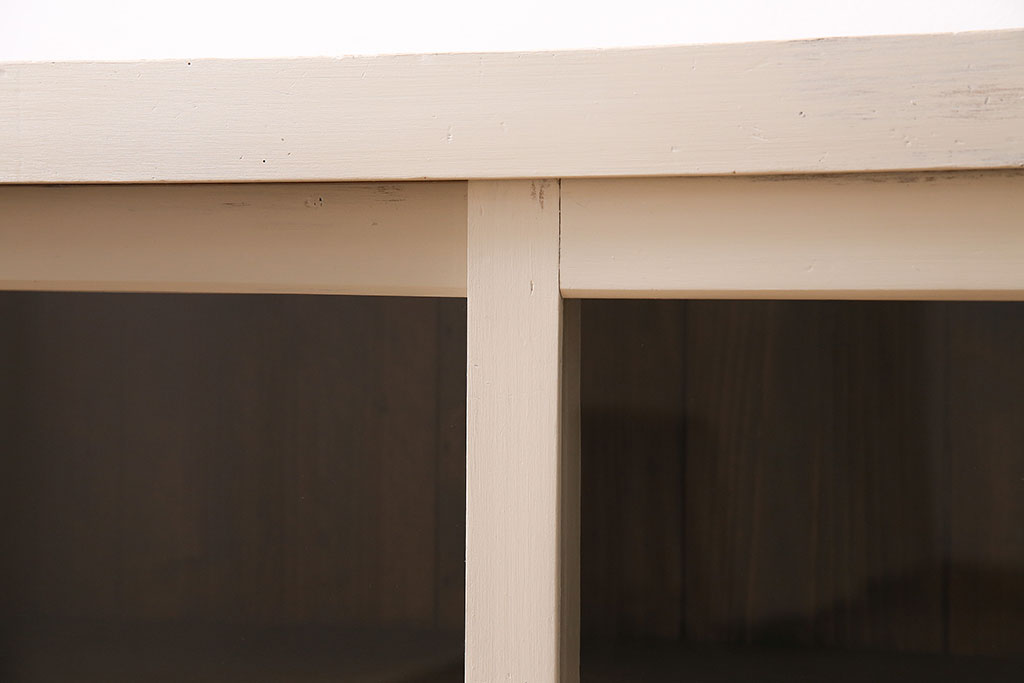 アンティーク家具　ペイント　昭和初期　アイボリーがあたたかな雰囲気を演出するガラス戸棚(キャビネット、戸棚、収納棚)(R-045419)