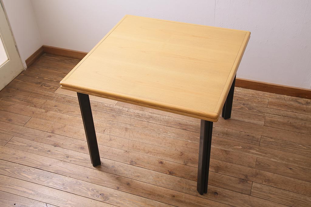 中古　国産　天板拡張式　すっきりとしたデザインのダイニングテーブル(4人掛け、6人掛け、作業台)(R-045497)