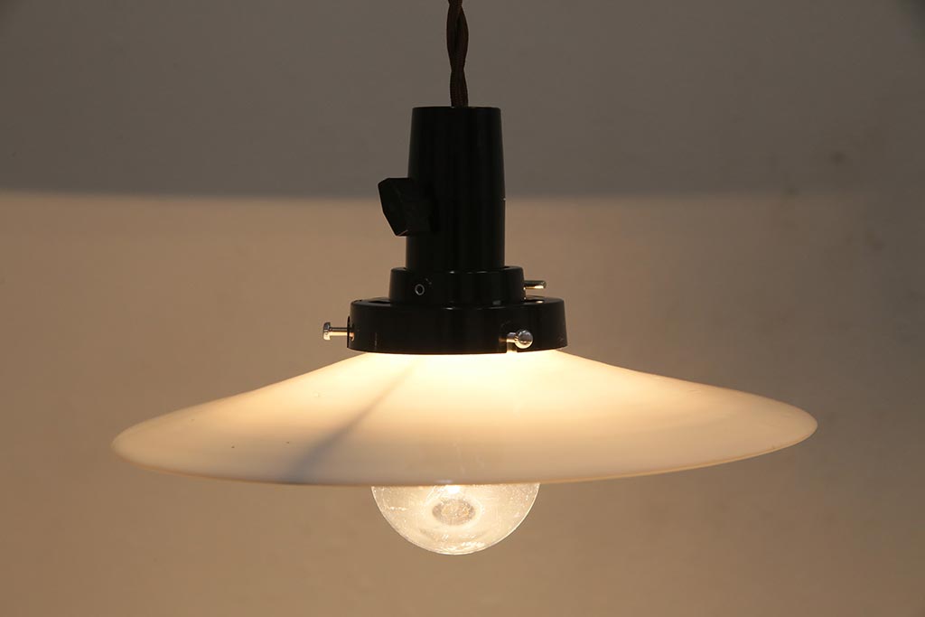 アンティーク照明　昭和レトロ　やわらかな光を放つ平笠シェードの吊り下げ照明(ペンダントライト、天井照明、電笠)(R-045507)