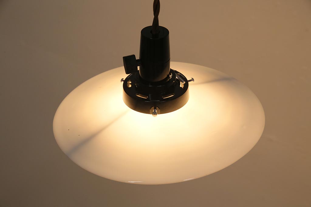 アンティーク照明　昭和レトロ　やわらかな光を放つ平笠シェードの吊り下げ照明(ペンダントライト、天井照明、電笠)(R-045507)