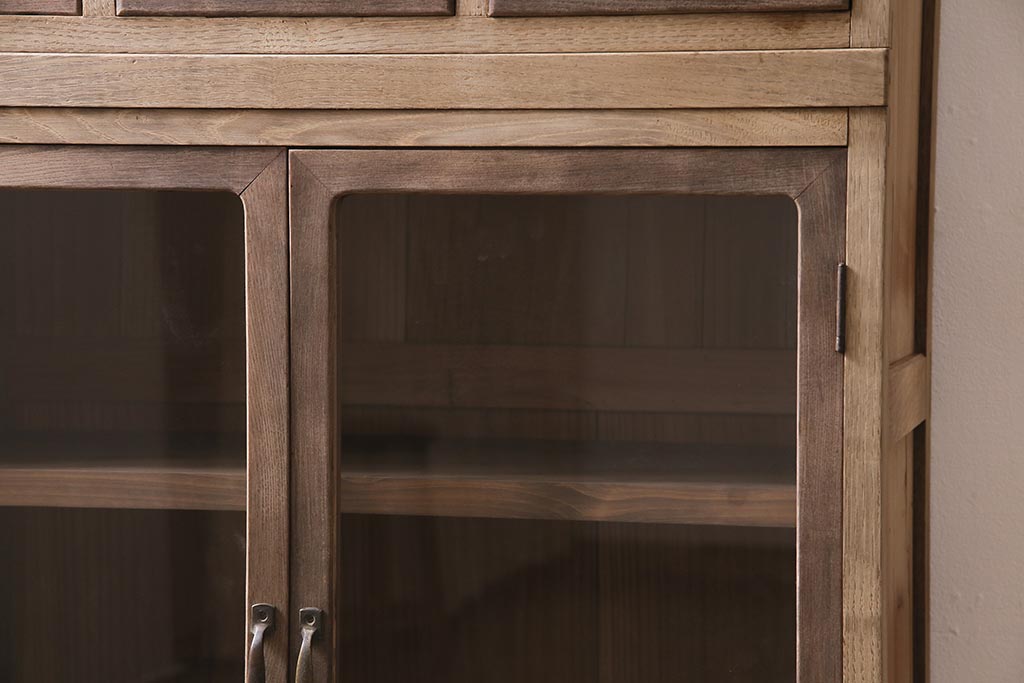 アンティーク家具　昭和初期　ストリップド(剥離)　すっきりとした佇まいのレトロなガラス戸棚(収納棚、食器棚、キャビネット)(R-045532)