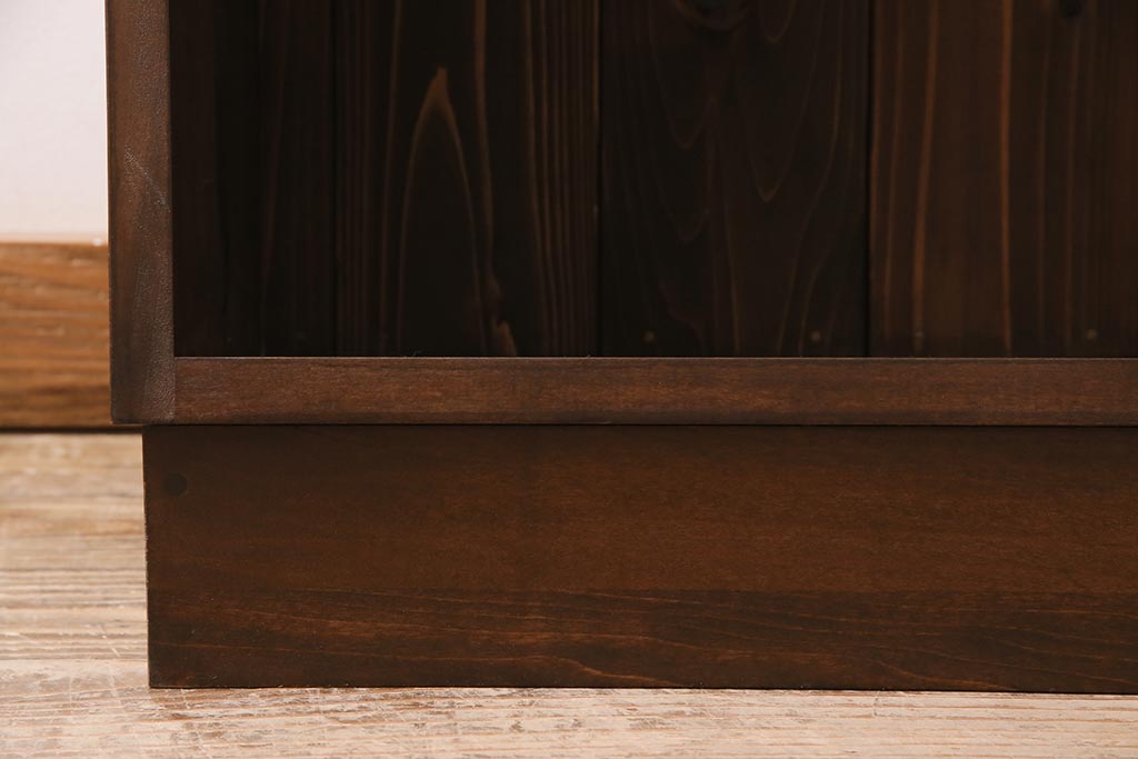 ラフジュ工房オリジナル　無垢材使用　シンプルで使い勝手の良いレトロな薄型ブックシェルフ(収納棚、本棚、ウッドシェルフ)(R-045534)