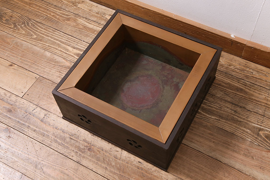 アンティーク雑貨　昭和中期　桑材　透かし彫り入りの小さな角火鉢(木製火鉢、箱火鉢)(R-045567)