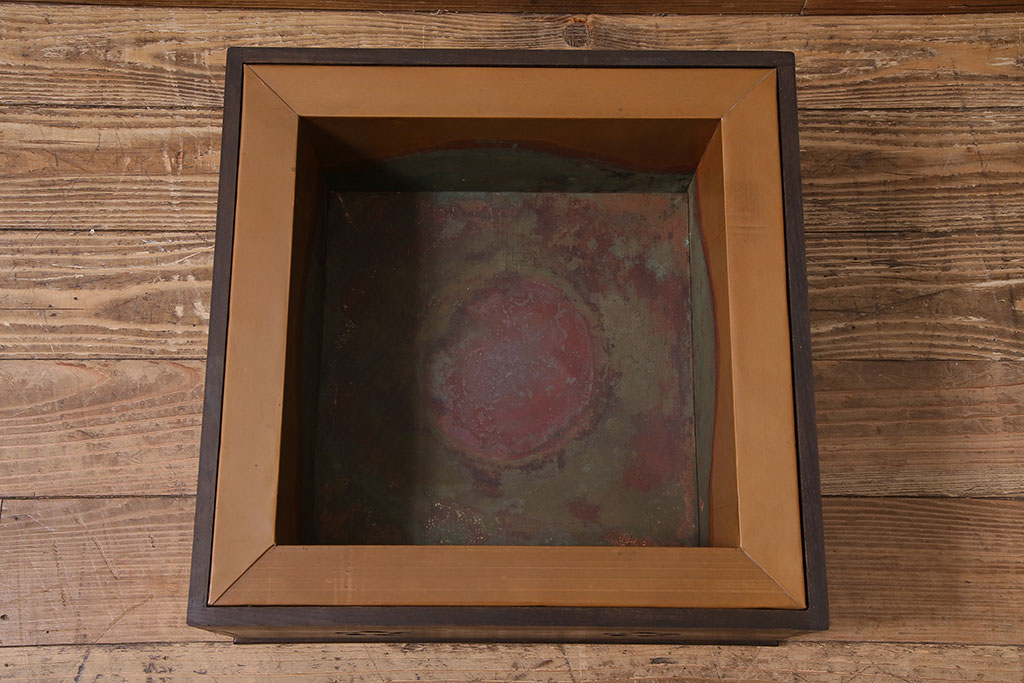 アンティーク雑貨　昭和中期　桑材　透かし彫り入りの小さな角火鉢(木製火鉢、箱火鉢)(R-045567)