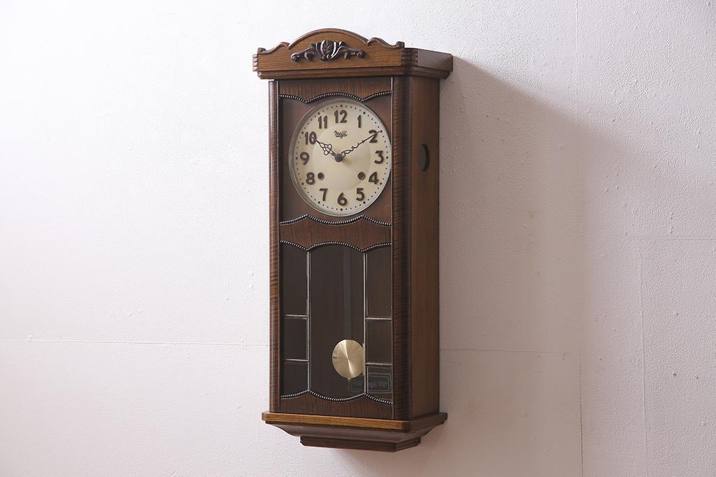 アンティーク時計　昭和レトロ　Meiji(明治時計社)　電池式　意匠が細かいシックな掛け時計(柱時計)(R-045633)