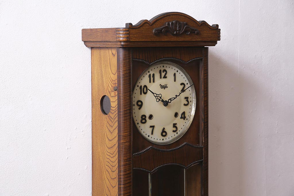 アンティーク時計　昭和レトロ　Meiji(明治時計社)　電池式　意匠が細かいシックな掛け時計(柱時計)(R-045633)