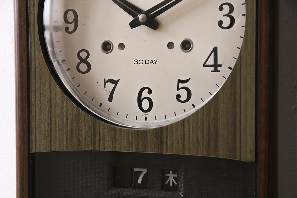 アンティーク時計　昭和中期　SEIKO(セイコー)　ゼンマイ式　カレンダー付き　30DAY　渋い色合いの掛け時計(柱時計、振り子時計)(R-045649)