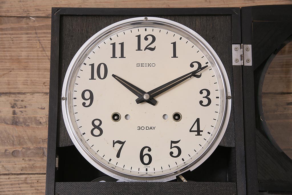 アンティーク時計　昭和中期　SEIKO(セイコー)　ゼンマイ式　カレンダー付き　30DAY　渋い色合いの掛け時計(柱時計、振り子時計)(R-045649)