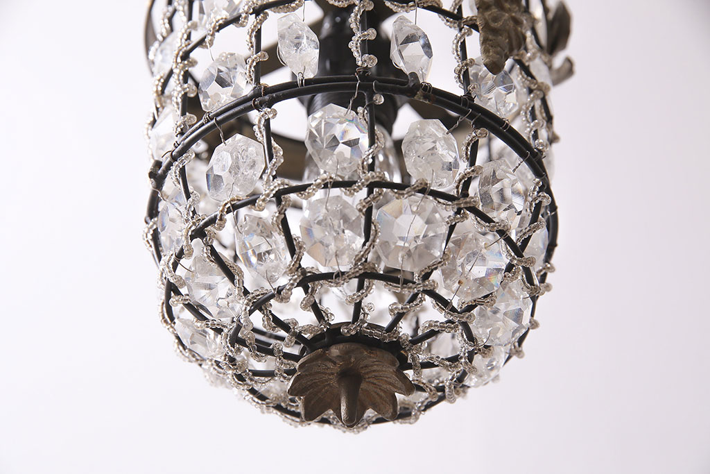 ヴィンテージ照明　イギリスビンテージ　真鍮　凝った装飾が華やかな印象を与える吊り下げ照明(天井照明)(R-045658)