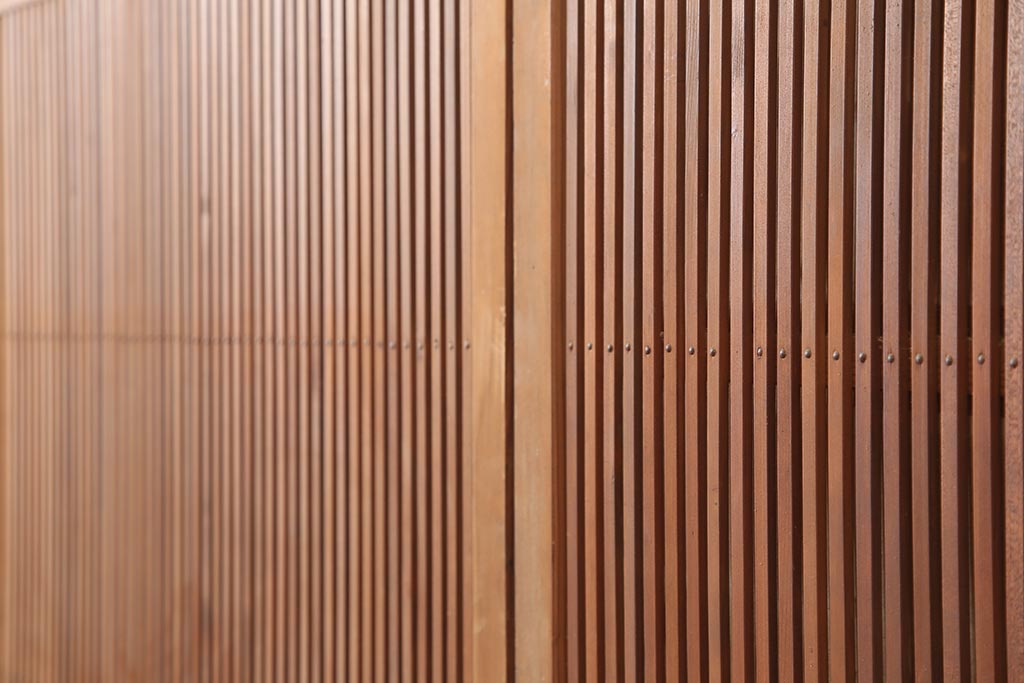 アンティーク建具　昭和中期　裏障子付き　赤みがかった色合いの帯格子戸4枚セット(障子戸、引き戸、建具)(R-045691)