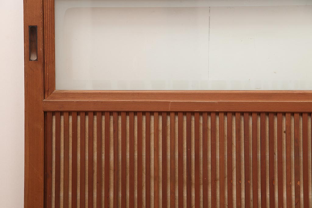 アンティーク建具　昭和中期　裏障子付き　赤みがかった色合いの帯格子戸4枚セット(障子戸、引き戸、建具)(R-045691)