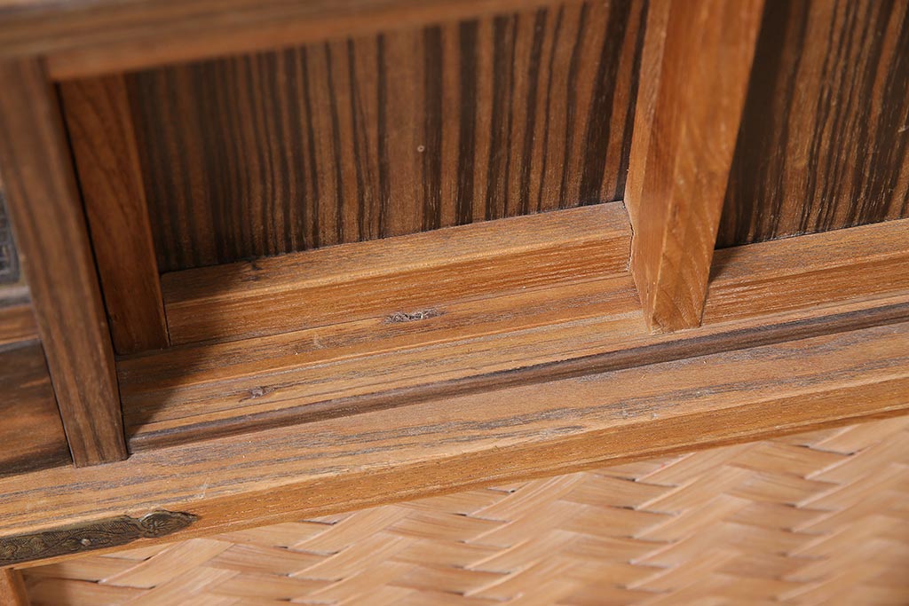 アンティーク家具　昭和中期　桑材・黒檀　網代編み　上品な和を感じさせる凝った造りの茶箪笥(飾り棚、茶棚)(R-045708)
