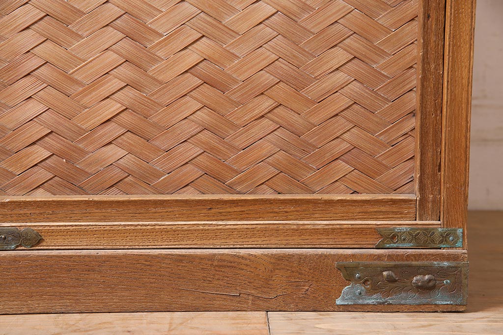 アンティーク家具　昭和中期　桑材・黒檀　網代編み　上品な和を感じさせる凝った造りの茶箪笥(飾り棚、茶棚)(R-045708)