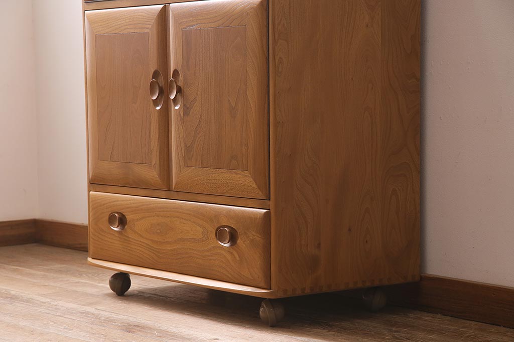 ヴィンテージ家具　イギリス家具　ERCOL(アーコール)　柔らかな雰囲気を醸し出す北欧スタイルのキャビネット(収納棚、サイドボード、戸棚、ビューロー、ビンテージ)(R-045716)