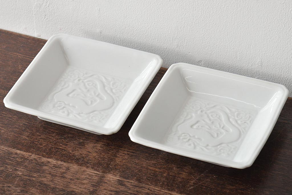江戸期　白磁　陽刻　龍の図　角皿2枚セット(中国?、小皿、深皿、鉢)(R-045720)
