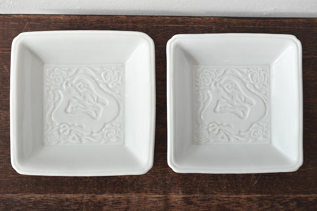 江戸期　白磁　陽刻　龍の図　角皿2枚セット(中国?、小皿、深皿、鉢)(R-045721)