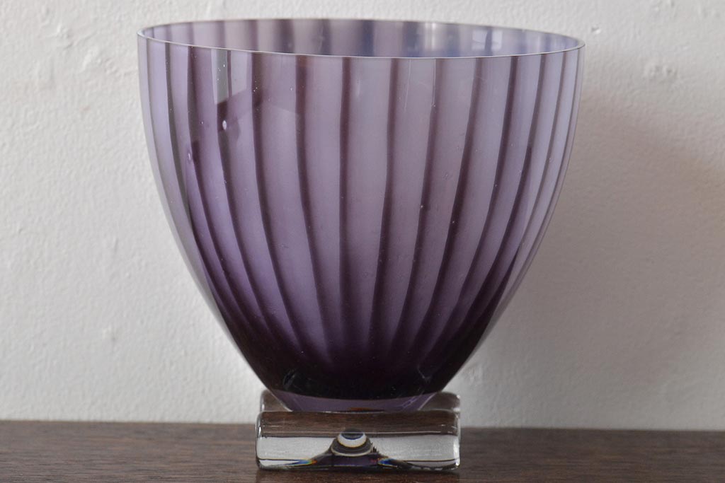 北欧　KOSTA　BODA(コスタボダ)　パープルストライプガラス　花瓶(フラワーベース、花器、紫)サイン入(R-045725)