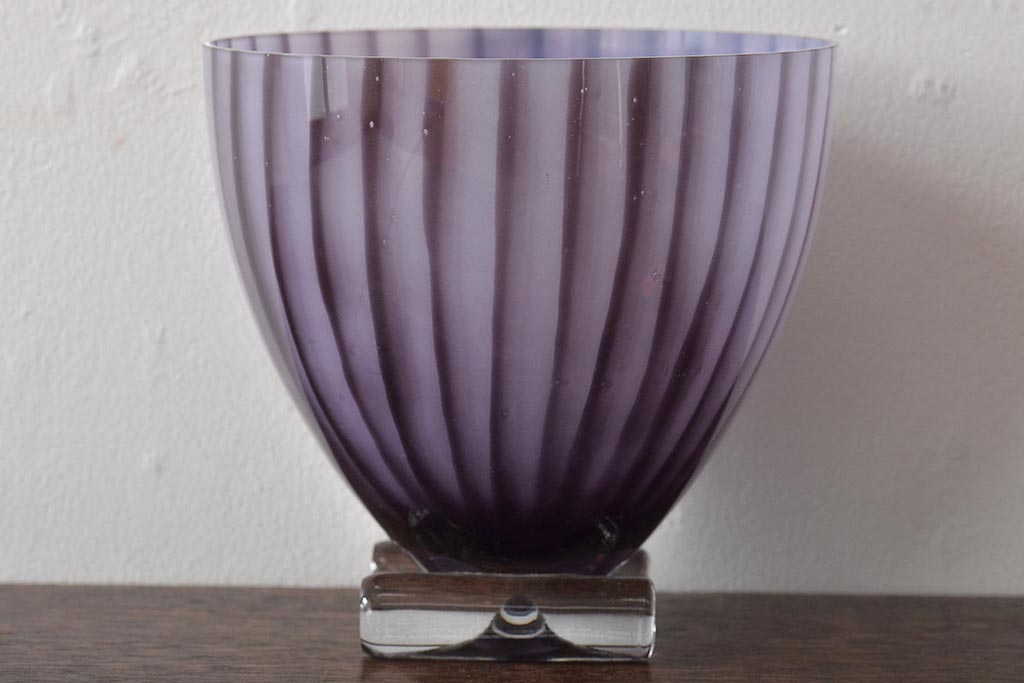 北欧　KOSTA　BODA(コスタボダ)　パープルストライプガラス　花瓶(フラワーベース、花器、紫)サイン入(R-045725)
