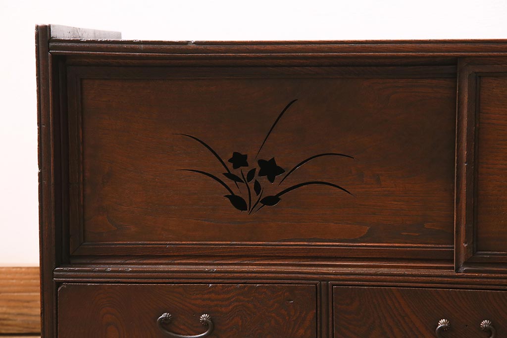 アンティーク家具　昭和初期　三方ケヤキ材　桔梗の透かし彫りがアクセントの戸棚(ローボード、収納棚)(R-045771)