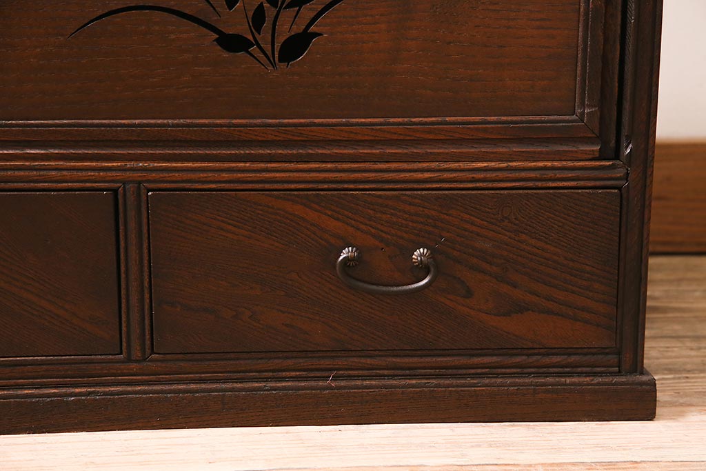 アンティーク家具　昭和初期　三方ケヤキ材　桔梗の透かし彫りがアクセントの戸棚(ローボード、収納棚)(R-045771)