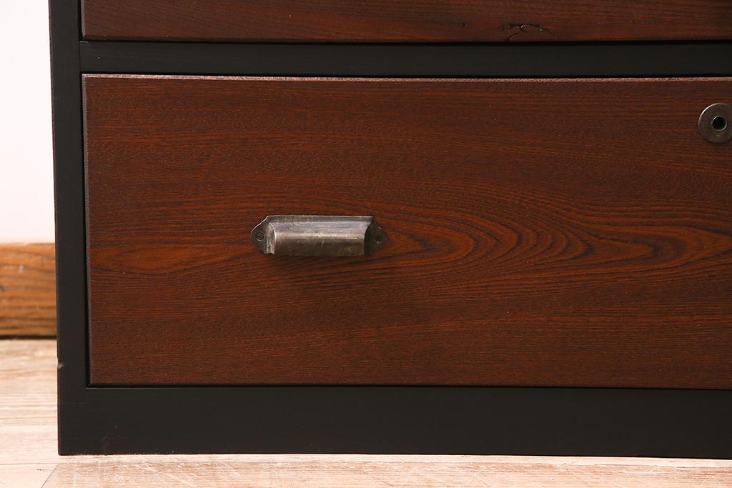 アンティーク家具　昭和中期　箪笥リメイク　前板栓材　落ち着いた色合いのローチェスト(引き出し、ローボード、テレビ台)(R-045778)