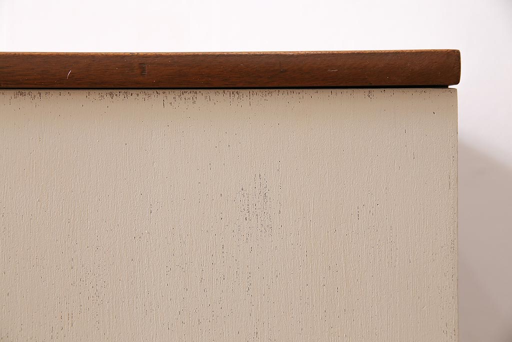 ヴィンテージ家具　北欧ビンテージ　チーク材　レトロな雰囲気漂うバイカラーのサイドボード(収納棚)(R-045805)