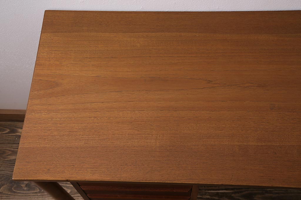 ヴィンテージ家具　北欧ビンテージ　チーク材・ビーチ材　すっきりとしたデザインのデスク(ワークデスク、机、在宅ワーク、在宅用)(R-045807)